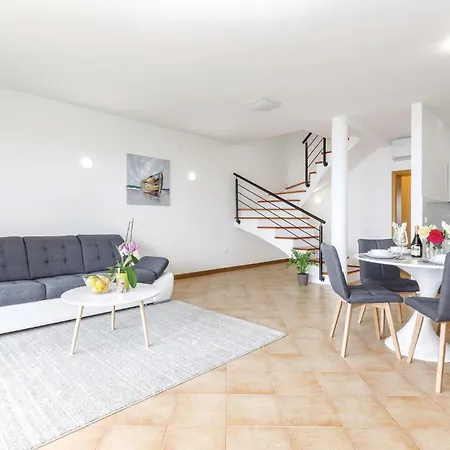 Apartment Cozy In With House Sea View